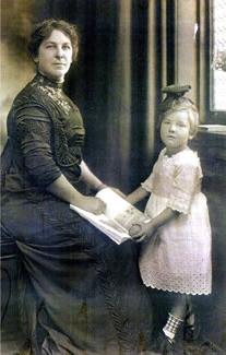 厨师的妻子, 阿丽埃塔·莫里尔·库克, 和女儿, 凯瑟琳, 在冈特宅邸里摆姿势拍照.