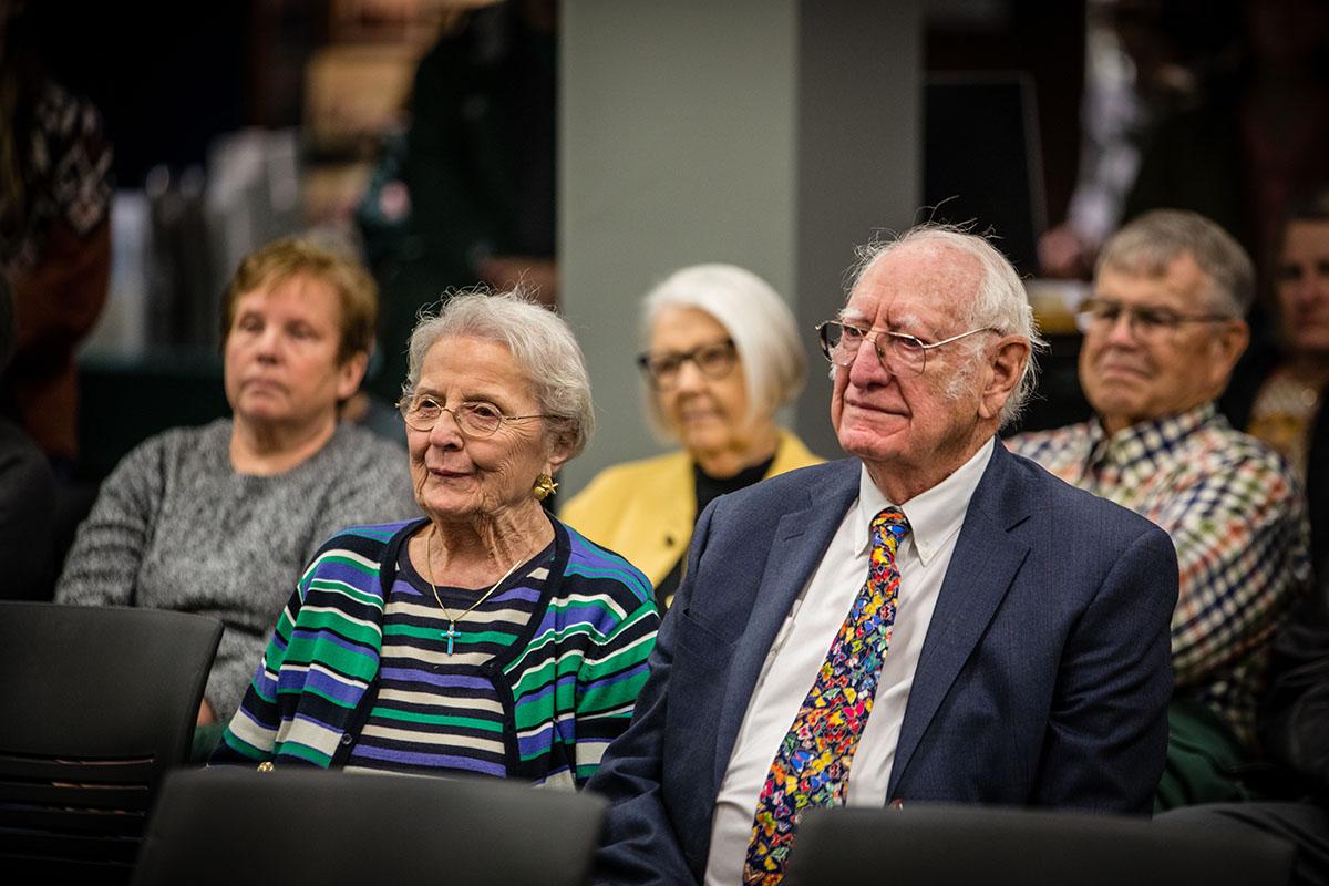 前总统B.D. 欧文斯夫妇, 苏, 参加了2023年3月欧文斯图书馆成立40周年的庆祝活动.