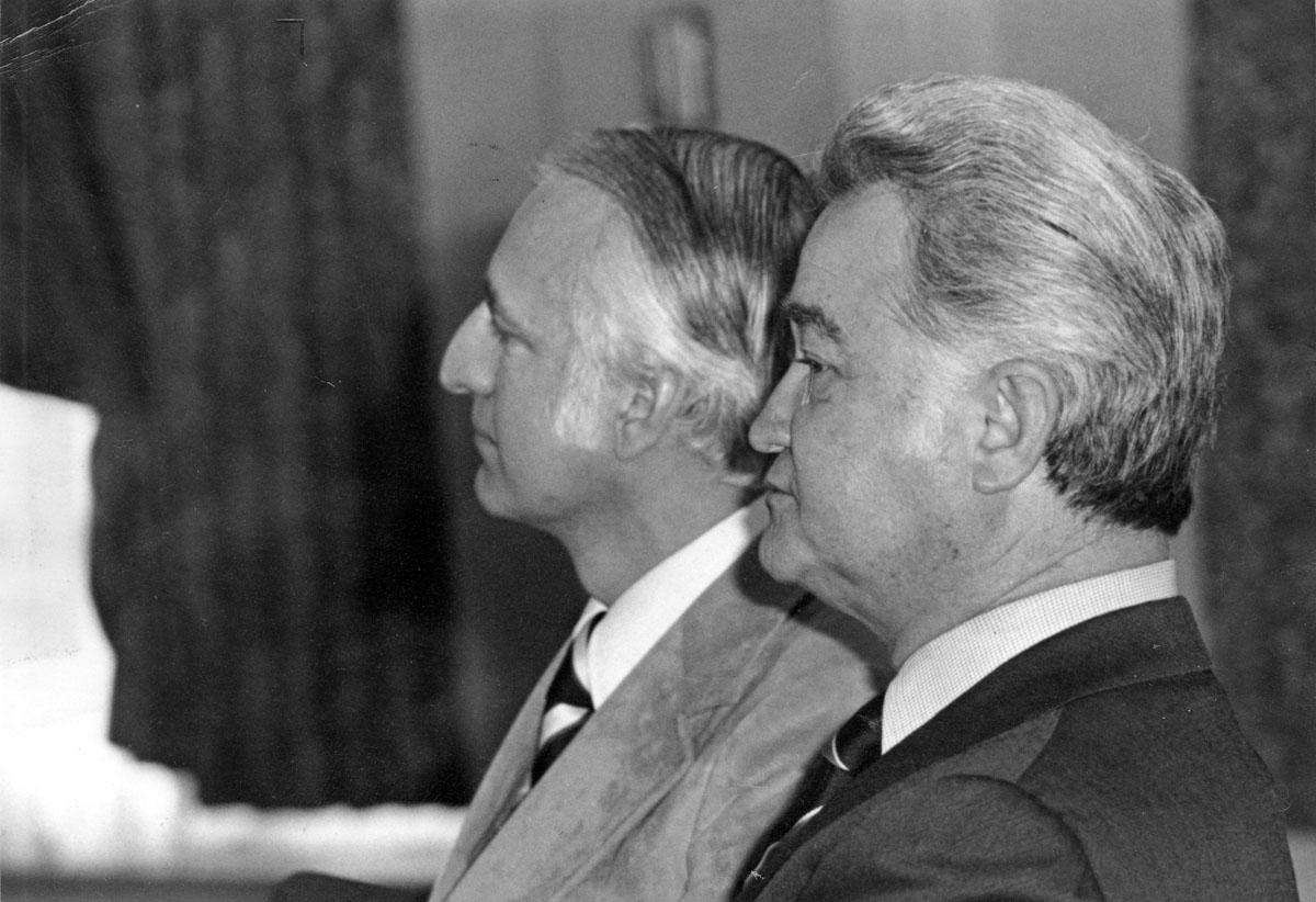 B.D. 欧文斯于1977年接替罗伯特·福斯特(左)担任西北航空公司总裁.
