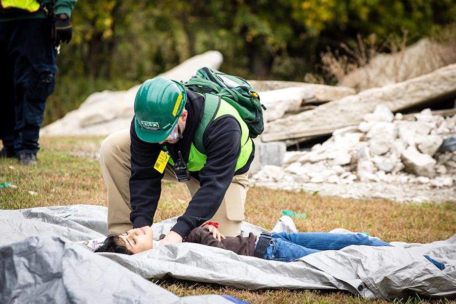 在周五的年度密苏里希望应急响应现场训练演习中，一名急救人员正在帮助一名受害者. (图片来源:Lauren Adams/<a href='http://guxuxs.tjkltm.com'>威尼斯人在线</a>)