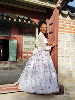 英菲尼迪·安德森去年秋天在韩国留学，在参观景福宫时穿着韩国传统的韩服. (提交的图)