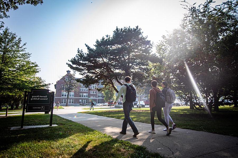 Students walk across the Northwest campus, which also is designated as the Missouri Arboretum. (图片来源:Chandu Ravi Krishna/<a href='http://guxuxs.tjkltm.com'>威尼斯人在线</a>)
